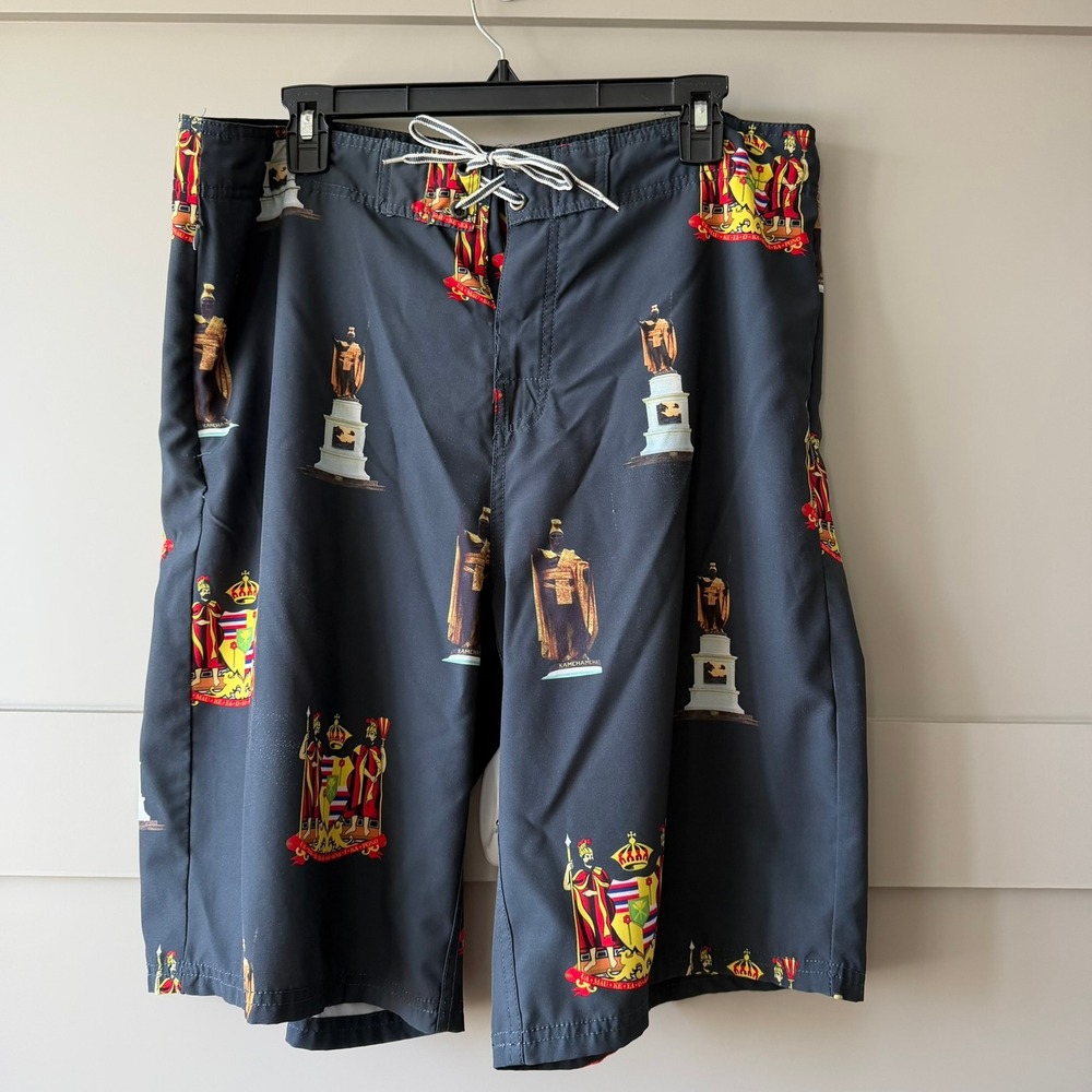 Wailoa King Kamehameha Hawaii Coat of Arms Board‎ Shorts Mens 36 Black Graphic